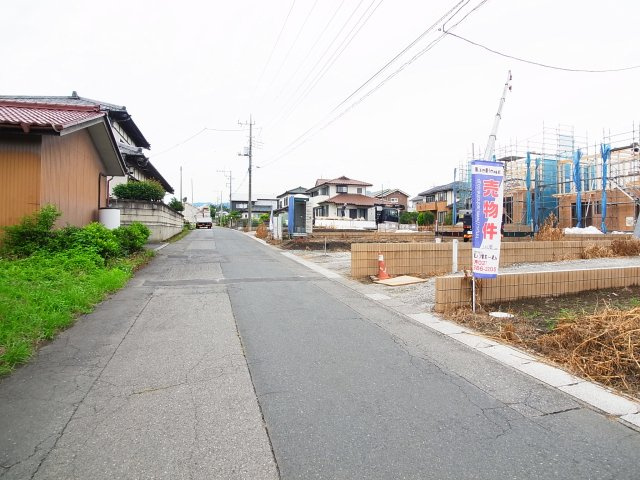 新築　吉岡町大久保　GRAFARE　5号棟の前面道路含む現地写真|現地写真　南側接道幅員約6ｍ