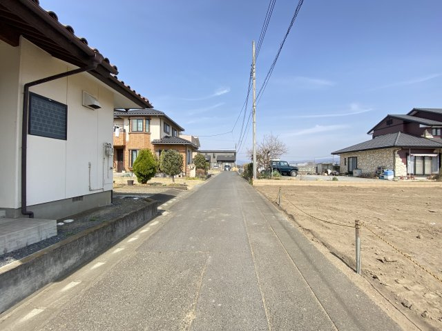 新築　吉岡町大久保　GRAFARE　4号棟の前面道路含む現地写真|現地写真　西側道路