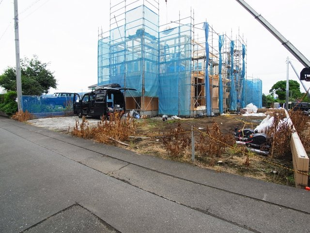 新築　吉岡町大久保　GRAFARE　4号棟の駐車場|現地写真　駐車スペースは建物西側に並列4台分可能です！				
