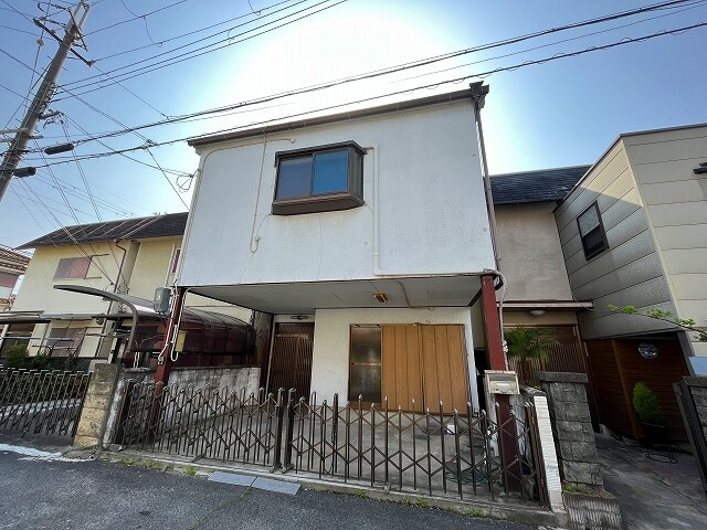 大和高田市南陽町戸建の外観|普通車一台駐車可。近隣道路狭め。