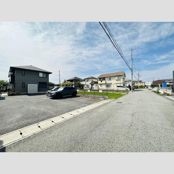 ルシエール細江の駐車場