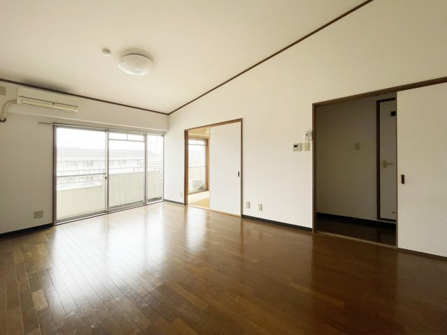 第二春日ハイツの居間・リビング