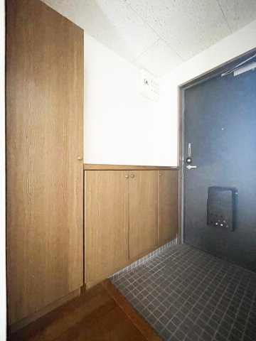 第二春日ハイツの玄関