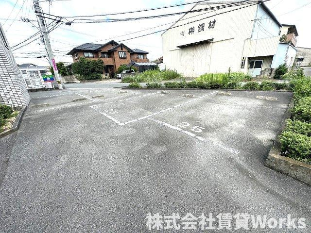 春日ハイツA棟の駐車場|駐車場に車を止められます