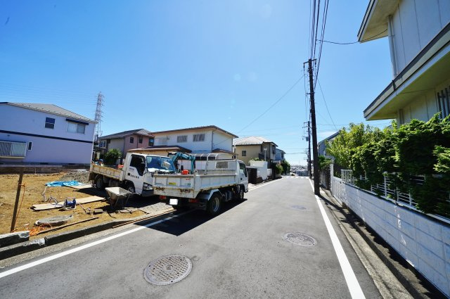 【横浜市保土ケ谷区法泉１丁目15-8全２棟新築戸建て２号棟】★仲介手数料無料★（初音ヶ丘小学校・橘中学校）の前面道路含む現地写真