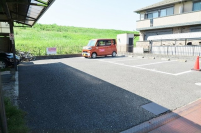 建物前に敷地内駐車場。※要空き確認