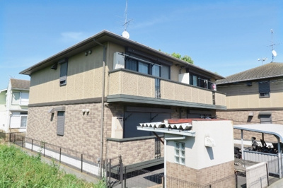 建物横には土手があります。ペットのお散歩にいかがでしょうか。
