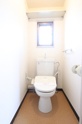 トイレ上にも収納あります