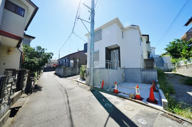 【横浜市瀬谷区相沢２丁目31-3棟新築戸建て】★仲介手数料無料★（相沢小学校・東野中学校）の前面道路含む現地写真