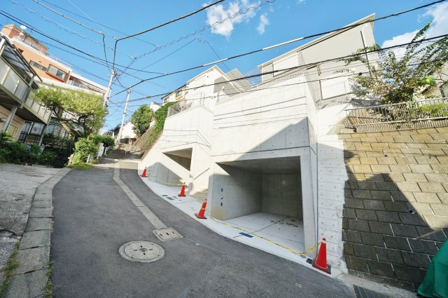 【保土ヶ谷区桜ヶ丘2丁目1-9全２棟新築戸建てＡ棟】★仲介手数料無料★（桜台小学校・岩崎中学校）の前面道路含む現地写真