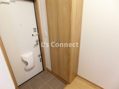 【玄関】 | アルトゥーラＡ＆Ｗ | 背の高い下駄箱で靴も収納できます。