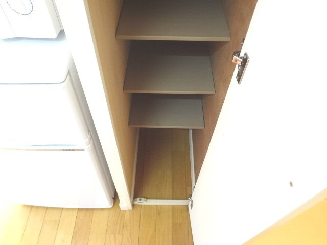 レオパレスそれいゆの寝室|冷蔵庫横に収納有り