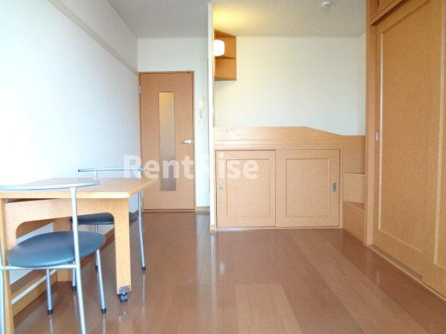 レオパレスＳｕｎＳｈｉｎｅⅢの寝室|机は用途に合わせて折りたたみ可能！