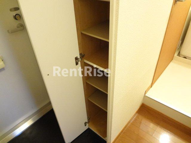 レオパレスＳｕｎＳｈｉｎｅⅢの玄関|玄関横に下駄箱あります。