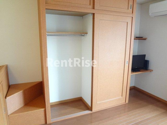 レオパレスＳｕｎＳｈｉｎｅⅢの居間・リビング|室内には豊富な収納スペース!