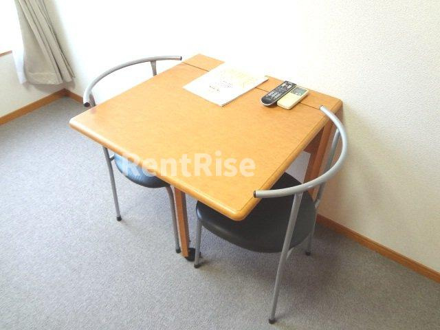 レオパレスＳｕｎＳｈｉｎｅⅢのその他|机、椅子2脚