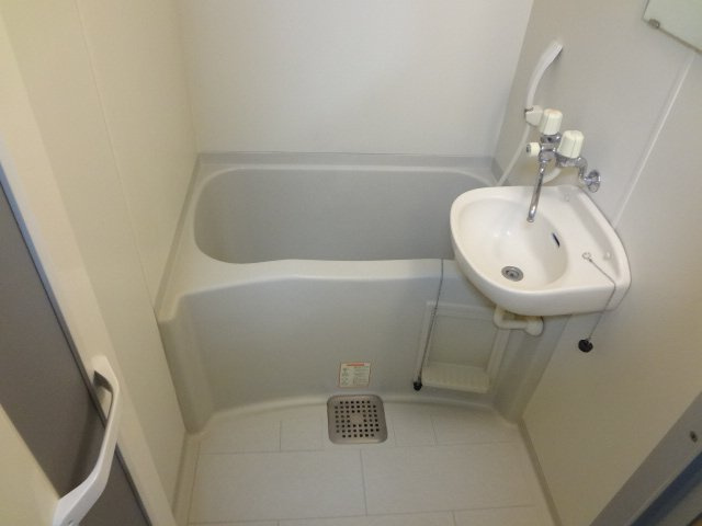 レオパレス鷺目の浴室