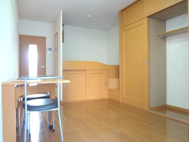 レオパレス神山の居間・リビング|1Fはフローリング、2Fは絨毯張りです。