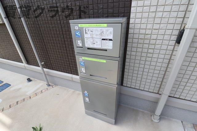 ロイヤルガーデンⅪのロビー|不在時の荷物の受け取りができる宅配ボックス付き♪