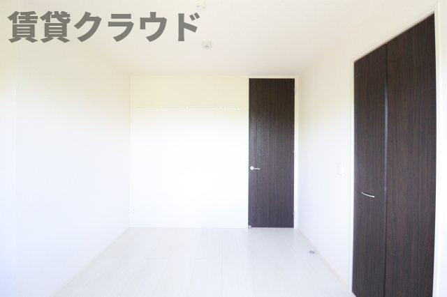 ロイヤルガーデンⅪの洋室|明るい洋室です