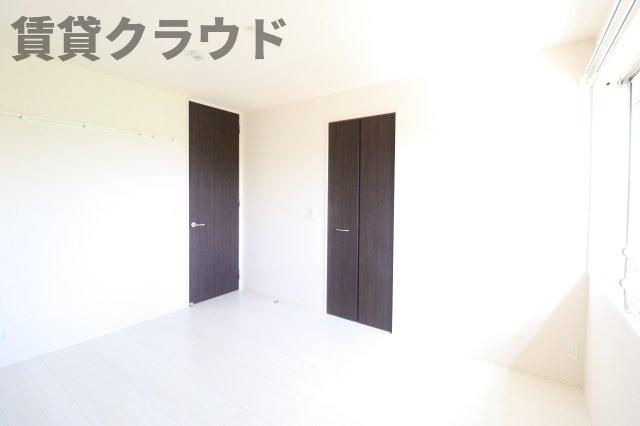 ロイヤルガーデンⅪの洋室|明るい洋室です