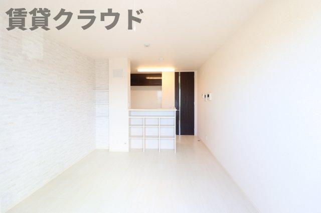 ロイヤルガーデンⅪの居間・リビング|独立したLDKは11.73帖の広さです♪