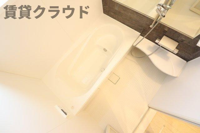 ロイヤルガーデンⅪの浴室|浴槽も足を伸ばしてゆっくり入れる広々設計です♪