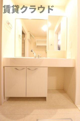 ロイヤルガーデンⅪの洗面所|広い洗面スペースはうれしいポイントですね！