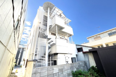 【外観】 | 伏見区京町９丁目　中古戸建 | 建物の裏側には螺旋階段がございます。南側には通路があり、隣の建物が近すぎません。