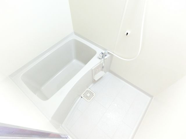 メゾンロゼの浴室|同物件別部屋