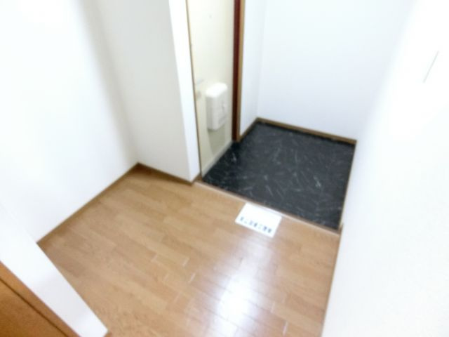 メゾンロゼの玄関|同物件別部屋