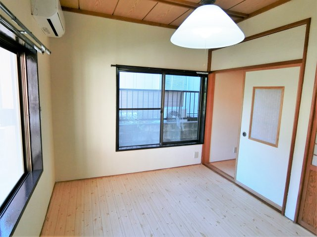 下永吉アパートの洋室