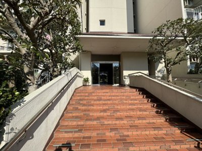 【エントランス】 | 鎌倉ロジュマンA棟 | A棟の入り口でございます。