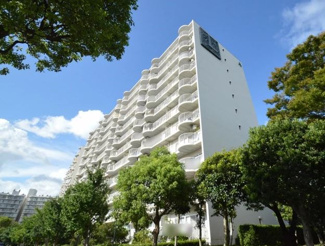 【外観】 | 総戸数176戸、昭和51年9月築、管理人は日勤勤務につき管理体制良好です♪