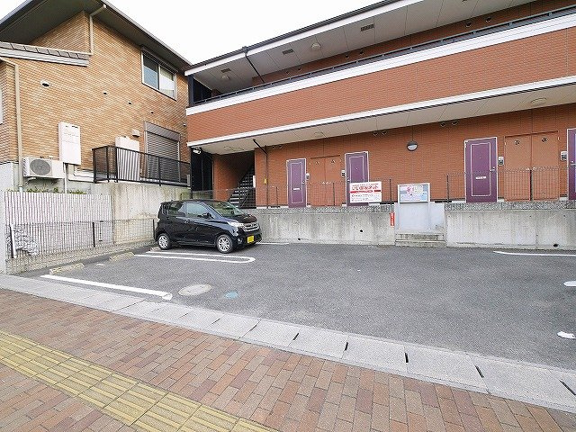 クラールコートの駐車場|車をお持ちの方に嬉しい駐車場付きの物件です
