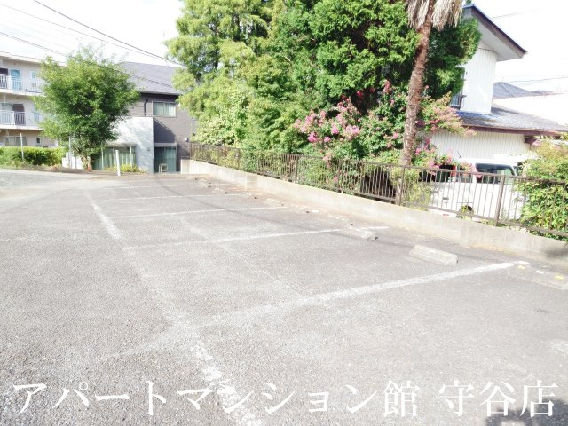 レオパレスアムールの駐車場