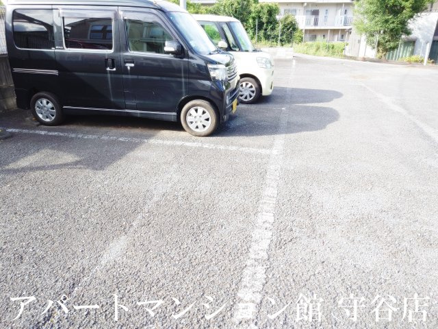 レオパレスアムールの駐車場