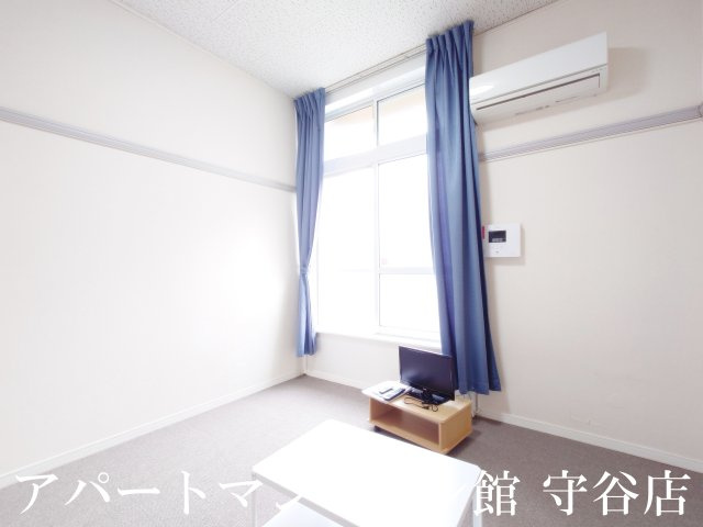 レオパレスアムールの居間・リビング