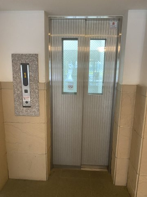 【その他共用部分】 | リブゼ横浜フェスタ片倉 | お買い物時やベビーカーの出し入れに便利なエレベーター付です。