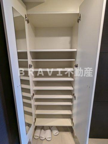 ISM谷町六丁目　BRAVI不動産の玄関