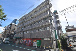 【外観】 | 即日のご見学も可能です！お気軽にお問い合わせください！
青空によく映える建物です。手入れの行き届いた外壁やマンション正面エントランスなど、綺麗な姿をぜひ一度、現地にてご覧ください。