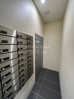 【その他共用部分】 | 大切な荷物をお預かり！宅配ボックスが設置されています！