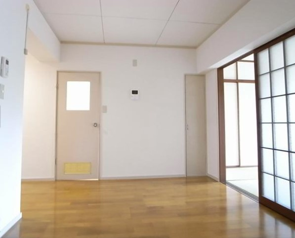 レジデンス花畑南【キャッシュバック対象物件】の居間・リビング|使いやすいリビングです