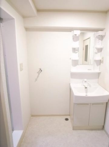 レジデンス花畑南【キャッシュバック対象物件】の独立洗面台|朝の支度にも助かる、独立の洗髪洗面化粧台