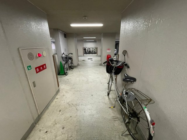 ウィスタリア京橋の駐車場