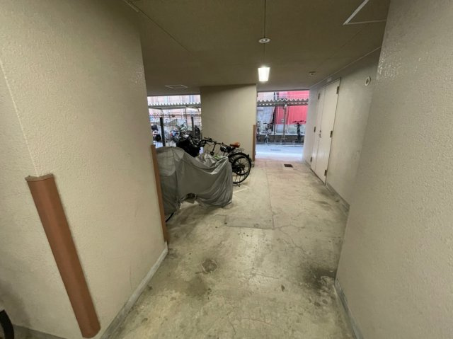ウィスタリア京橋の駐車場