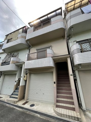 【外観】 | 城東区今福南２丁目中古戸建 | 車庫・屋根裏収納のある3階建4LDKです。2線利用可能で電車でのお出かけにも便利！こちらの物件は2023年5月にリフォーム済みです。いつでもご内覧いただけますのでお気軽にお問い合わせください！