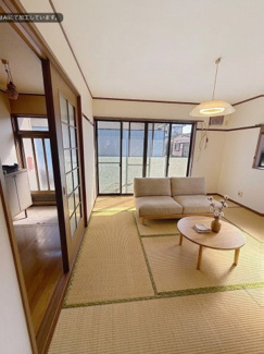 【居間・リビング】 | 山口住宅 | 本画像はAIにて加工した画像になります。実際には家具の配置はありません。