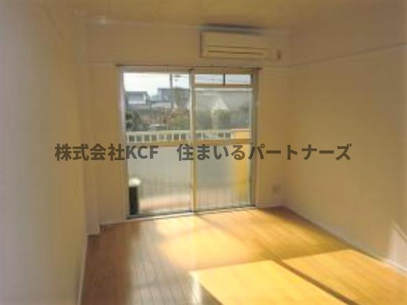 高良山ハイツの居間・リビング|ゆったりとした居間です