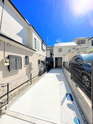 【駐車場】 | ◆◇日野4丁目　新築戸建て◇◆ | ◆ゆったりとした駐車スペースを確保いたしましたので、お車2台駐車できます。自転車やバイクなど、ゆとりのある敷地で置き場所に困ることはないでしょう。